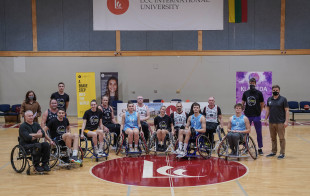 LCC tarptautinio universiteto komanda išmėgino vežimėlių krepšinį