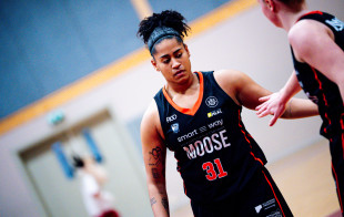 Plonu ledu vaikščiojusi LCC ekipa išvargo pergalę prieš estes